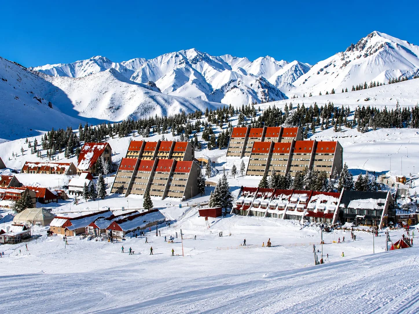 Parque de aventura sobre la nieve en el Centro de Ski de Las Leñas, sur de Mendoza